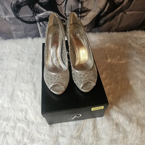 Classy Silver Heels size 8 - Picture 2 of 3